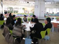 学食で教授、学生スタッフと歓談