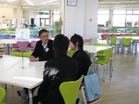 学食で教授と歓談