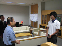 学長から祝福のことばを受ける鈴木くん