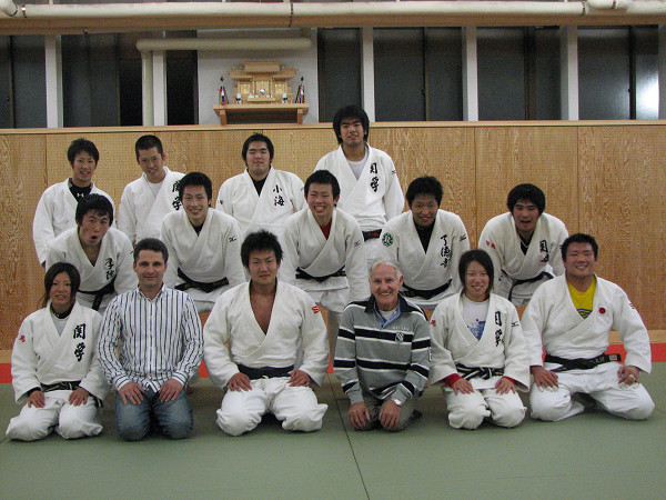 柔道部学生と記念撮影
