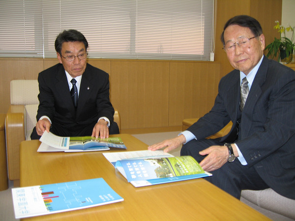 金子 邑楽町長(左)と日向寺学長