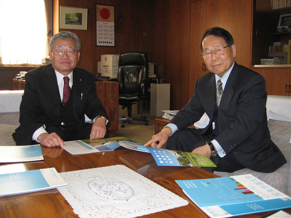 大谷 千代田町長(左)と日向寺学長