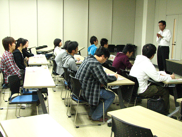 会社概要の説明を受ける学生達①