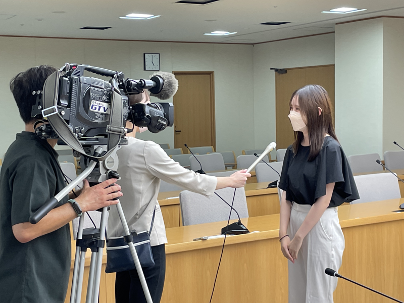 ↑取材を受ける本学学生