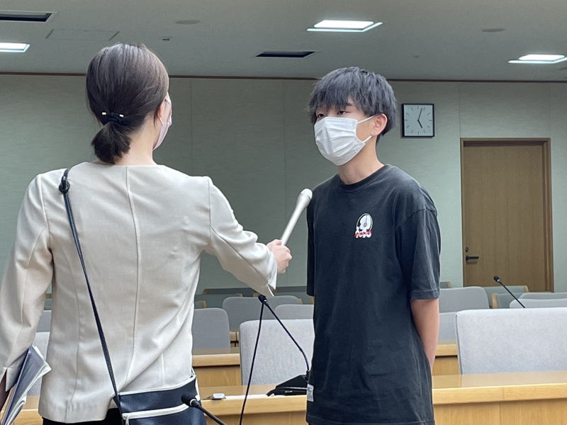 ↑取材を受ける本学学生